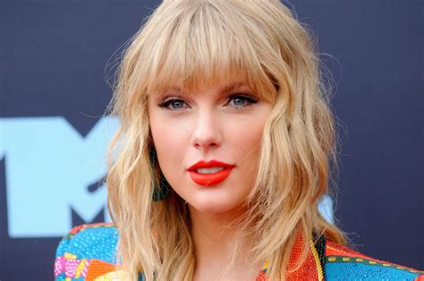 Taylor Swift and Travis Kelce have the whole world in their interlocked hands. The duo was spotted holding hands outside of New York City’s Waverly Inn on Oct. 15. The “Blank Space” singer ...